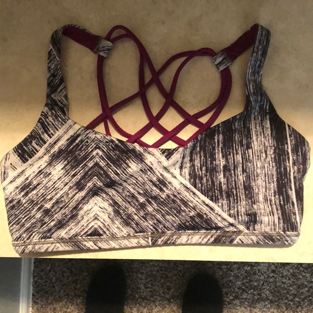 Lululemon Free to be wild size 6